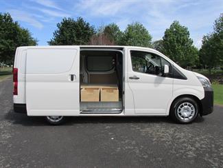 2022 Toyota Hiace - Thumbnail